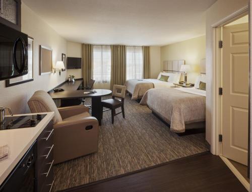 圣安东尼奥Candlewood Suites - San Antonio Lackland AFB Area, an IHG Hotel的酒店客房配有两张床和一张书桌