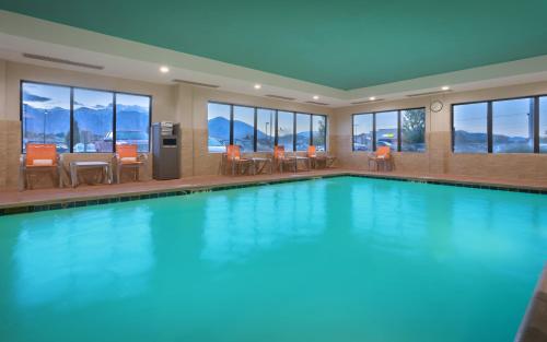 奥勒姆奥勒姆-普洛佛北部智选假日酒店的在酒店房间的一个大型游泳池
