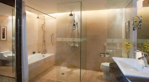 上海上海浦东丽晟假日酒店的带淋浴、卫生间和盥洗盆的浴室