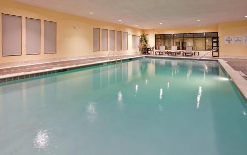 圣罗伯圣罗伯特智选假日套房酒店的大楼内的一个蓝色海水游泳池