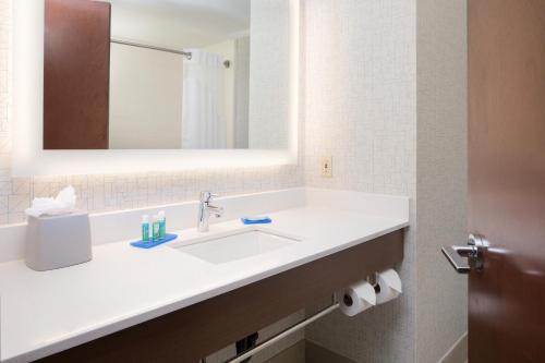 路易斯威尔路易斯维尔东北智选假日酒店的浴室设有白色水槽和镜子