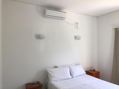 奇莱西托Cabañas Don Roque的卧室配有白色的床和空调