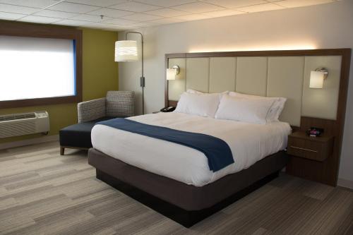 盐湖城市区智选假日酒店客房内的一张或多张床位