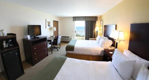 圣伊尼亚斯Holiday Inn Express St Ignace-Lake Central, an IHG Hotel的酒店客房设有两张床和电视。