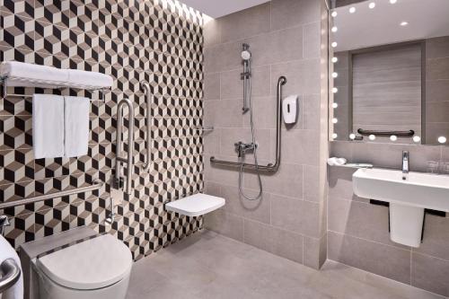 新加坡Holiday Inn Express Singapore Serangoon, an IHG Hotel的带淋浴、卫生间和盥洗盆的浴室