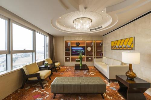 嘉定上海颖奕皇冠假日酒店 - 距离F1赛车场15分钟车程的客厅配有沙发和桌子