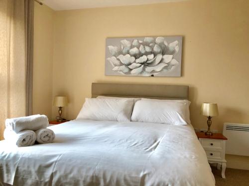 史云顿派拉蒙，斯温顿公寓的卧室配有白色床和毛巾