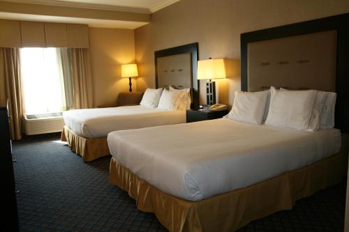 圣巴勃罗 - 里士满智选假日酒店客房内的一张或多张床位