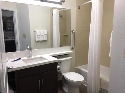 东叙拉古东斯拉库斯卡里尔环岛烛木套房酒店的浴室配有卫生间、盥洗盆和淋浴。