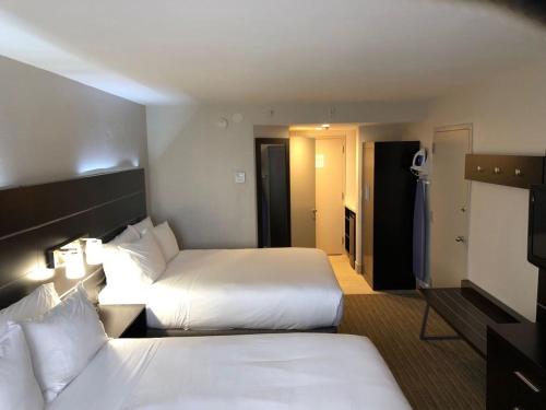 Holiday Inn Express Hotel & Suites Miami - Hialeah, an IHG Hotel客房内的一张或多张床位