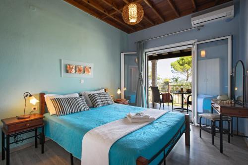 卡沃斯沙滩与大海公寓酒店的一间蓝色卧室,配有一张床和一个阳台