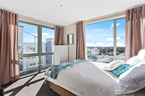 基督城Apartment in the heart of the city的一间卧室设有一张床和一个大窗户