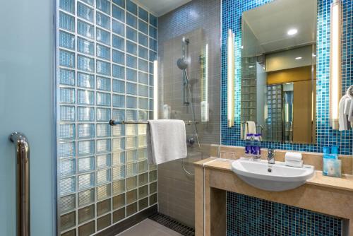 北京上地智选假日酒店的一间浴室