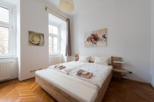 维也纳Belvedere Central Apartment的白色卧室配有一张白色的大床