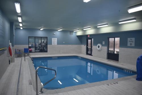 McPherson麦弗逊智选假日酒店的一座拥有蓝色墙壁的大型游泳池