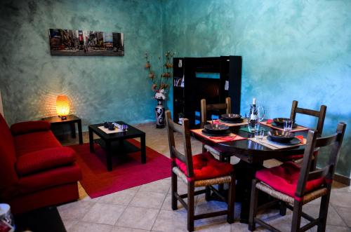 布拉恰诺布拉恰诺套房住宿加早餐旅馆的一间带桌子和红色沙发的用餐室