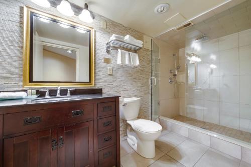 米西索加蒙特卡洛多伦多西套房酒店的一间带水槽、卫生间和淋浴的浴室