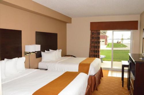 Lake ViewCobblestone Inn & Suites - Lake View的酒店客房设有两张床和窗户。