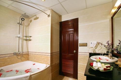 河内Hanoi House Hostel & Travel的带浴缸和盥洗盆的浴室