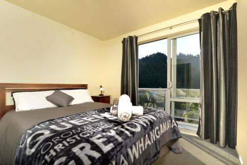 皮克顿Tombstone Motel, Lodge & Backpackers的一间卧室设有一张床和一个大窗户