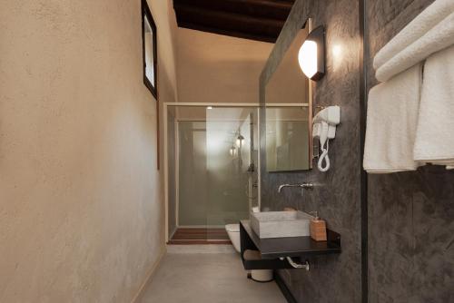 帕福斯Casa Mespilea的一间带水槽和玻璃淋浴的浴室