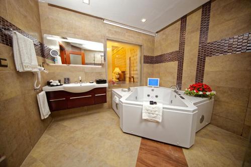拉合尔Royal Swiss Lahore的一间带大浴缸和水槽的浴室