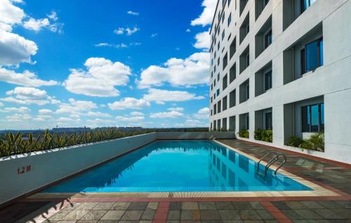 巴生巴生港海景水晶皇冠酒店的建筑物一侧的游泳池