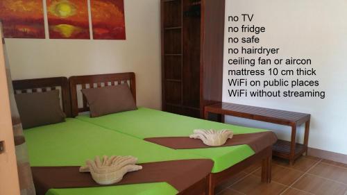 圣维森特鲁宾度假酒店的配有绿色桌子和两把椅子的房间