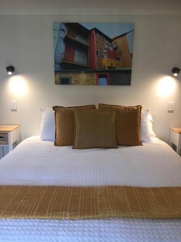 蒂阿瑙The Garden Room at Te Anau Country Accommodation的卧室配有一张带白色床单和枕头的大床。