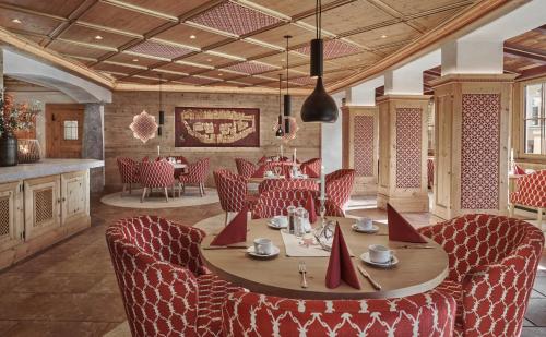 基茨比厄尔金谷瑞富酒店的一间带桌子和红色椅子的用餐室