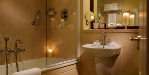 肯梅尔布鲁克林酒店的带淋浴、盥洗盆和淋浴的浴室