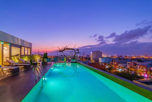 岘港Prana Boutique Hotel and Apartments的一座建筑物屋顶上的游泳池