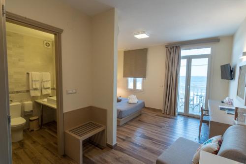 希俄斯希腊希俄斯城堡酒店的一间酒店客房 - 带一张床和一间浴室