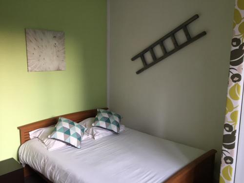 莱格勒西格尼酒店 的一张床上有两个枕头的房间