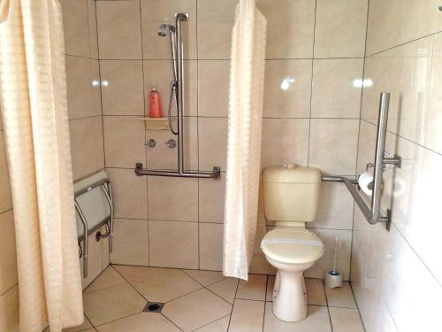 凯阿布勒姆亚布拉姆汽车旅馆的一间带卫生间和淋浴的浴室