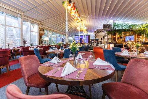 安卡拉安卡拉拉坦亚酒店的一间带桌椅的用餐室和一间餐厅