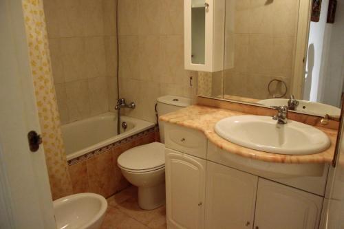 德尼亚Apartamento Cascadas - Deniasol的浴室配有盥洗盆、卫生间和浴缸。