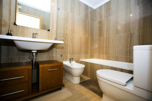德尼亚Estrella de Mar Denia的浴室配有白色卫生间和盥洗盆。