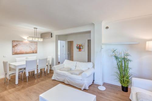 阿尔库迪亚港Ana Playasol的客厅配有白色的沙发和桌子