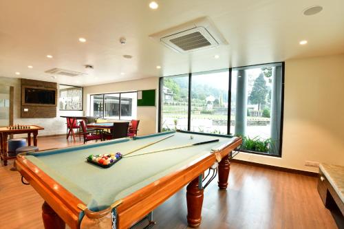 KurseongAllita Hotel & Resorts的一张位于房间中间的台球桌