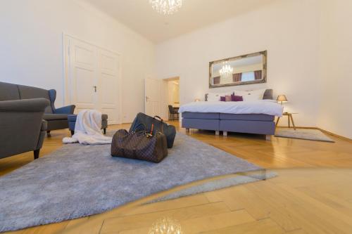 克拉根福Villa Gutenberg Residenz的一间带床和地毯的客厅