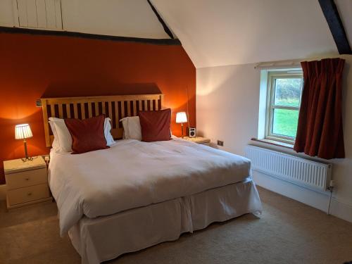 埃夫伯里Elderbrook House的一间卧室设有一张大床和一个窗户。