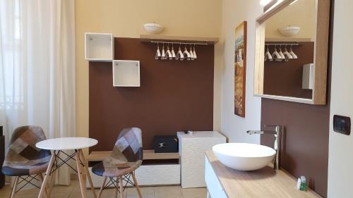 锡拉库扎戴安娜家庭旅馆的浴室配有水槽和桌椅