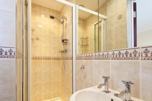 布莱克浦Burbage Holiday Lodge Apartment 4的带淋浴、盥洗盆和镜子的浴室