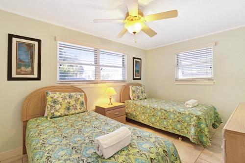霍姆斯海滩Playa Casanas North的一间卧室配有两张床和吊扇