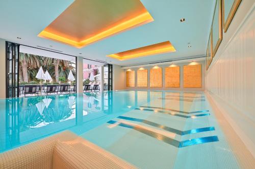 赫瓦尔Palace Elisabeth, Hvar Heritage Hotel的一座带玻璃地板的游泳池
