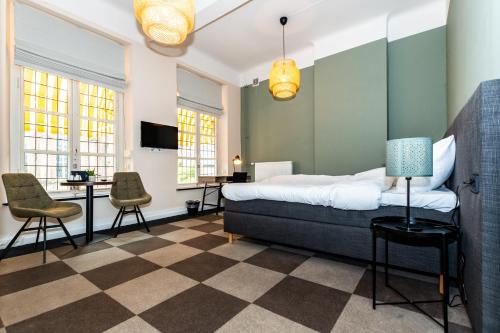 鲁尔蒙德De Pastorie Bed & Breakfast的一间卧室配有一张床,铺有一个 ⁇ 板地板