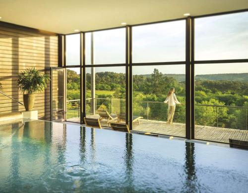 库尔农拉格里兰德斯生态酒店及伊夫黎雪Spa的山景房屋 - 带游泳池