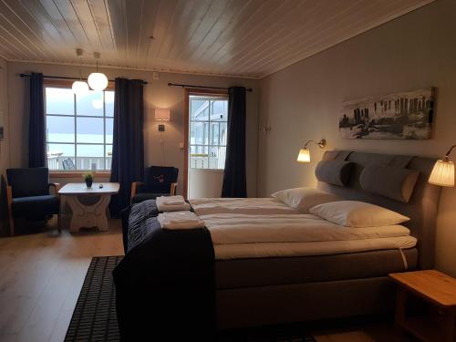弗洛姆Flåm Marina的一间卧室配有一张床、一张桌子和一个窗户。