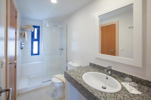 卡门港Grupotel Cinco Plazas的一间带水槽、卫生间和镜子的浴室